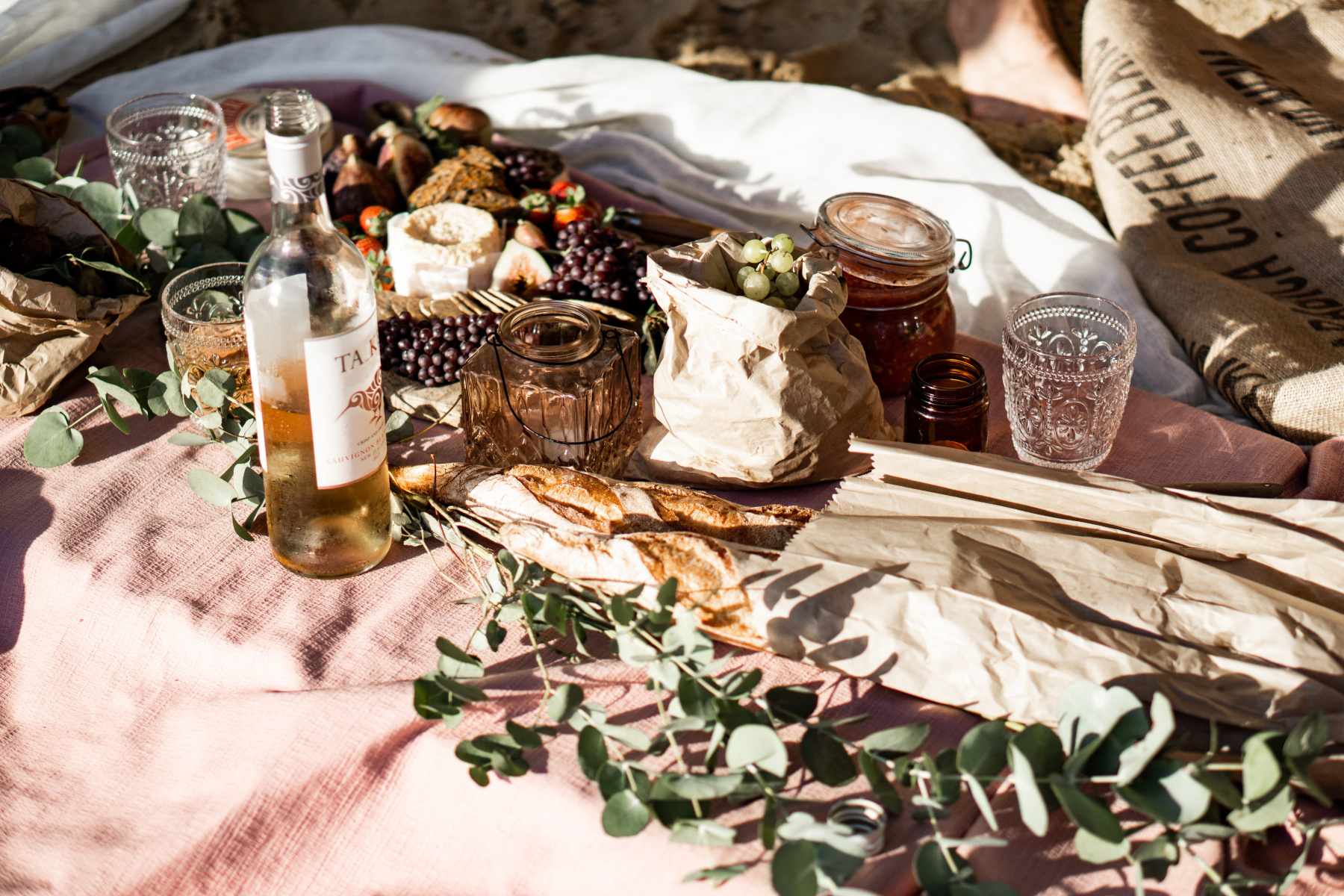 Een picknickkleed met wijn en kaasjes