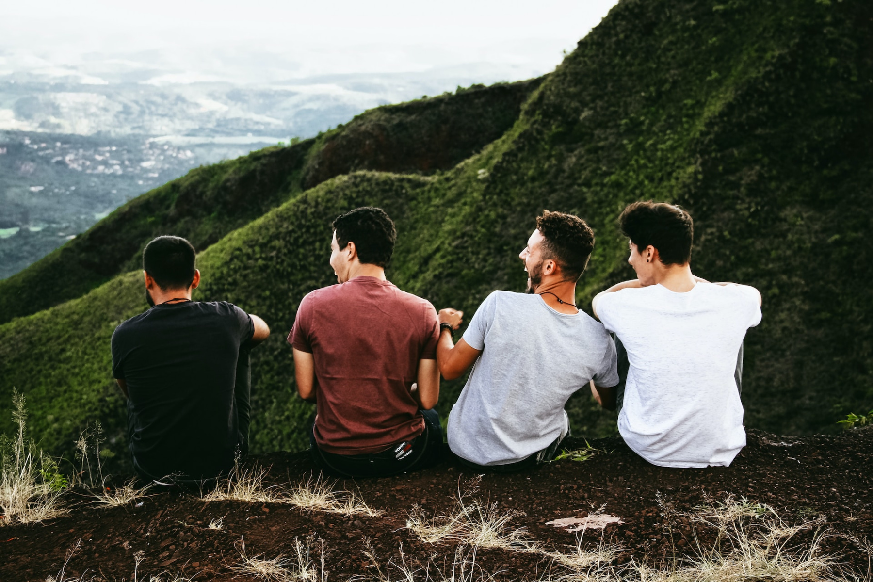 vier mannen die zitten op een berg