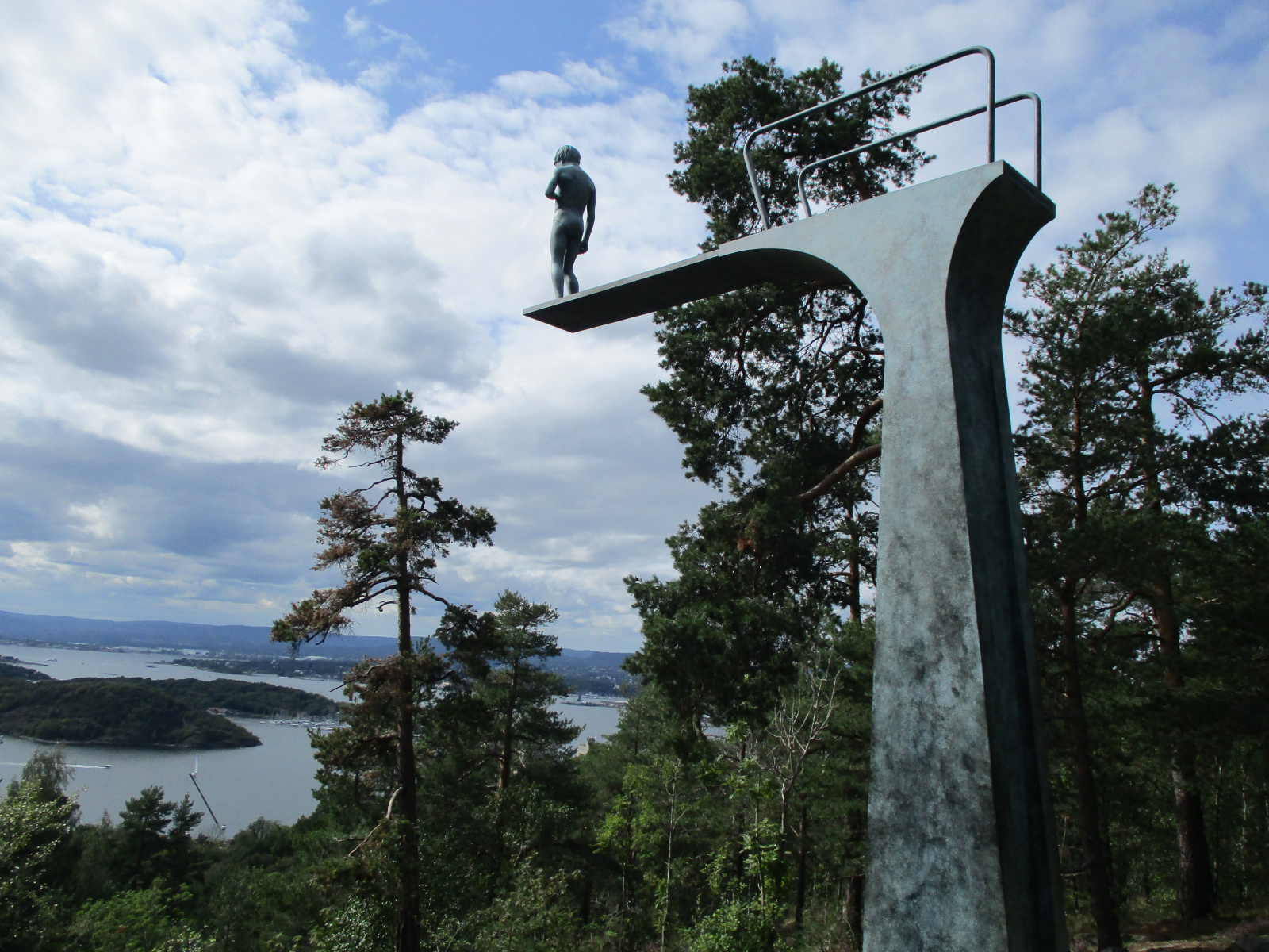 Een beeld van een persoon op een duikplank in het Ekebergpark in Oslo, Noorwegen